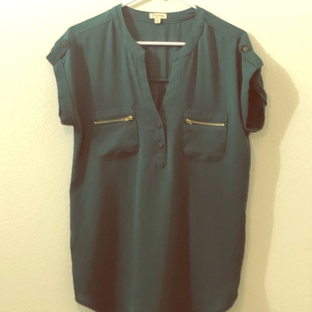 💟 Green blouse with gold zipper & button accents